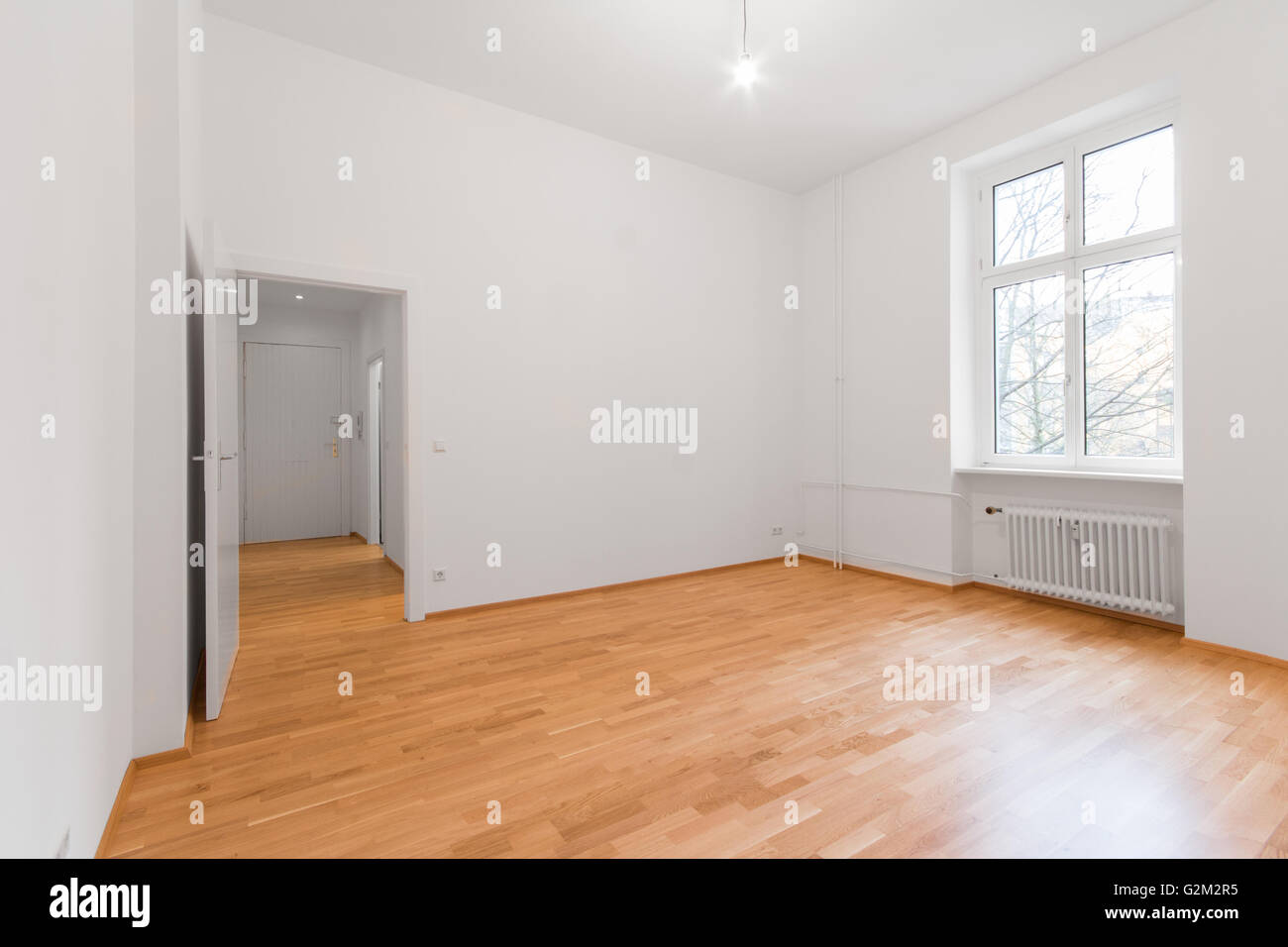 neu renovierte Wohnung / Apartment, weiße Wände - Holz Boden Stockfoto