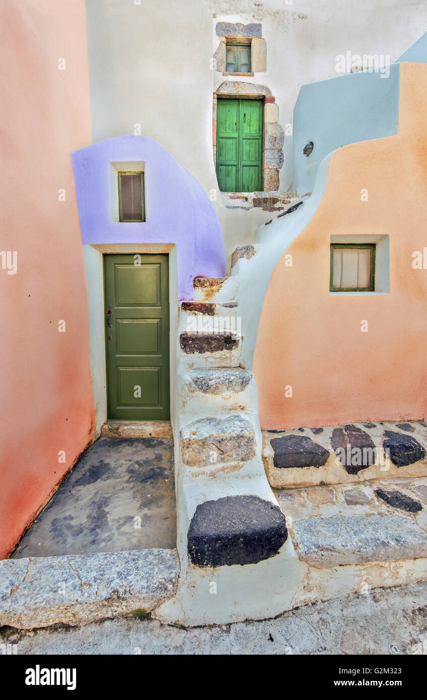 Ein typischer malerischen Pfad in die traditionelle mittelalterliche Siedlung Emporeios auf Santorin, Kykladen, Griechenland Stockfoto