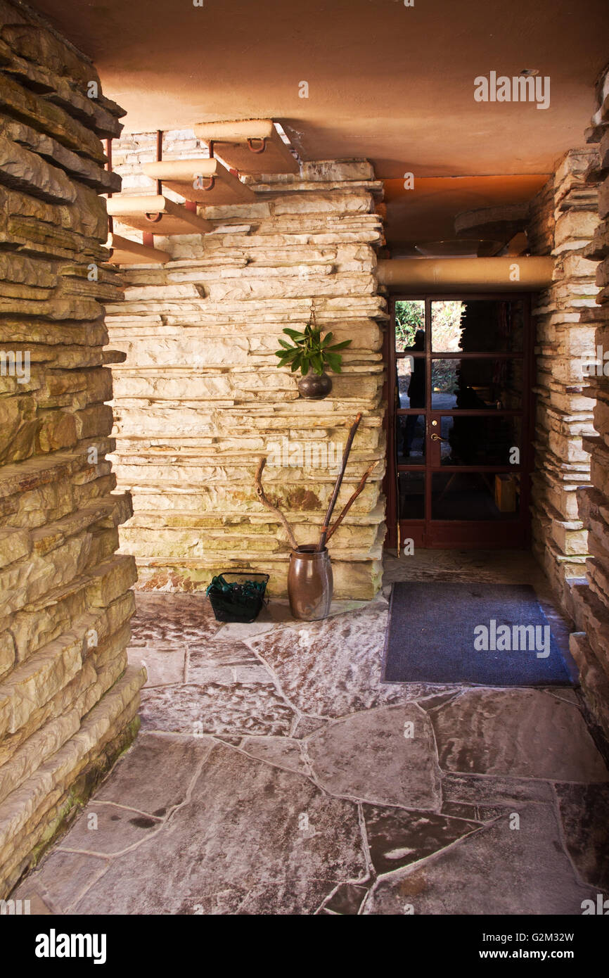 Eingangsportal in Fallingwater, entworfen von Frank Lloyd Wright Stockfoto