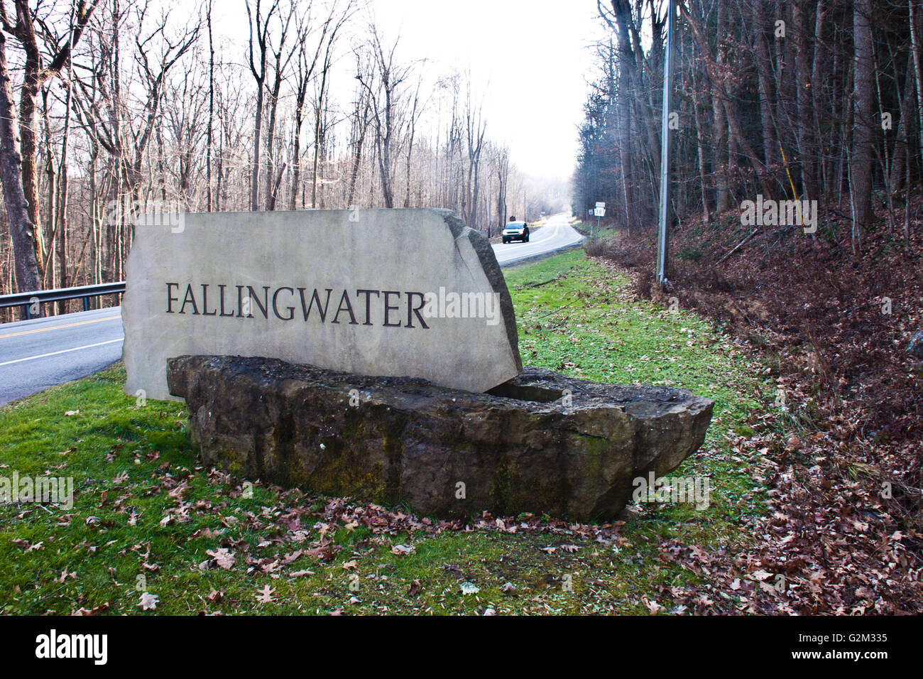 Eingangsschild am Fallingwater, ein Haus, entworfen von Frank Lloyd Wright für die Familie Kaufmann Stockfoto