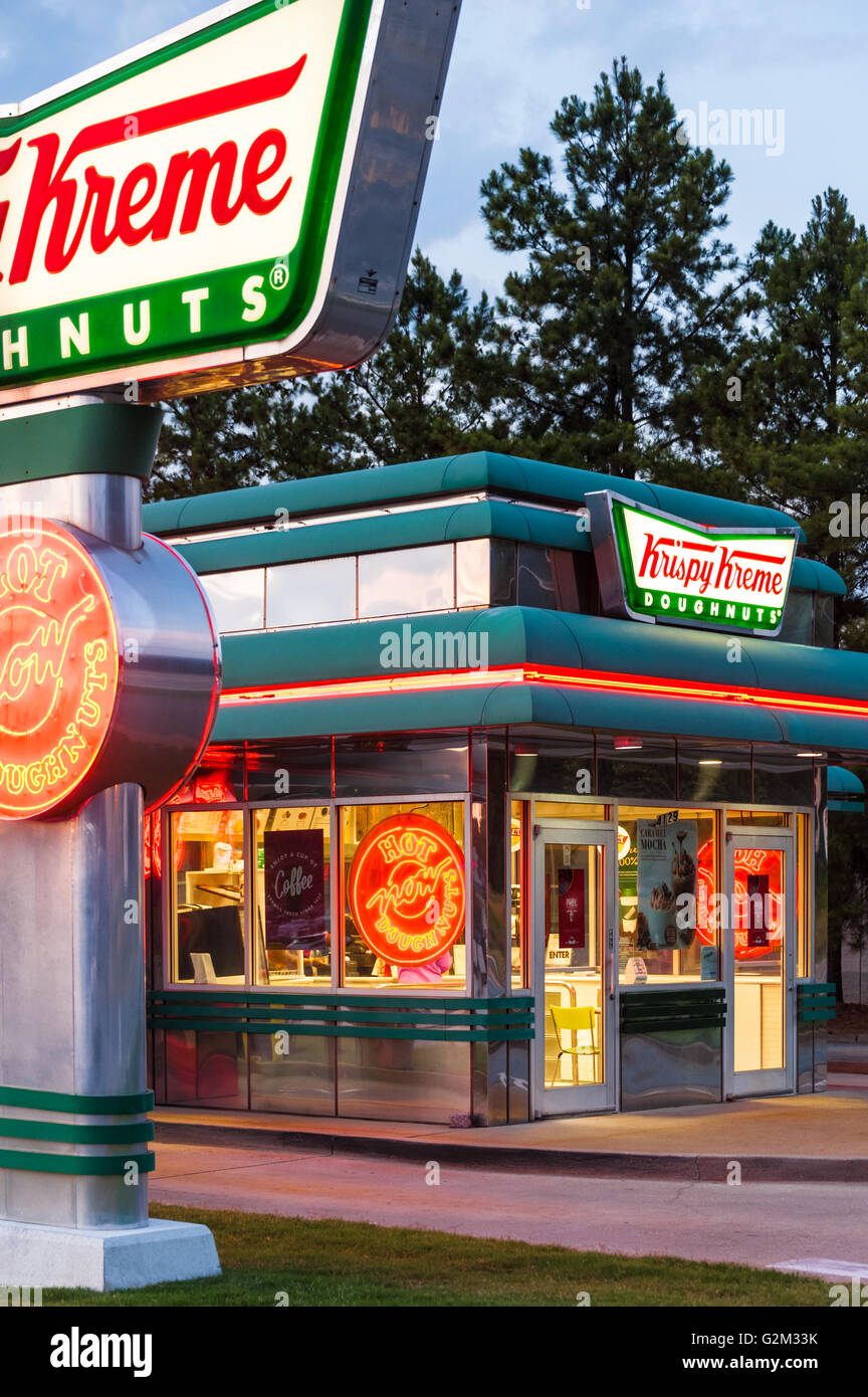 Krispy Kreme Donuts Geschäft mit beleuchteten Neon 'Hot Now' Schild zeigt heiße, frische Donuts zur Verfügung. (USA) Stockfoto