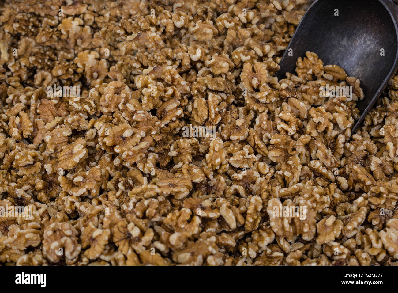 Ohne Schale Walnüsse und eine Kugel Stockfoto