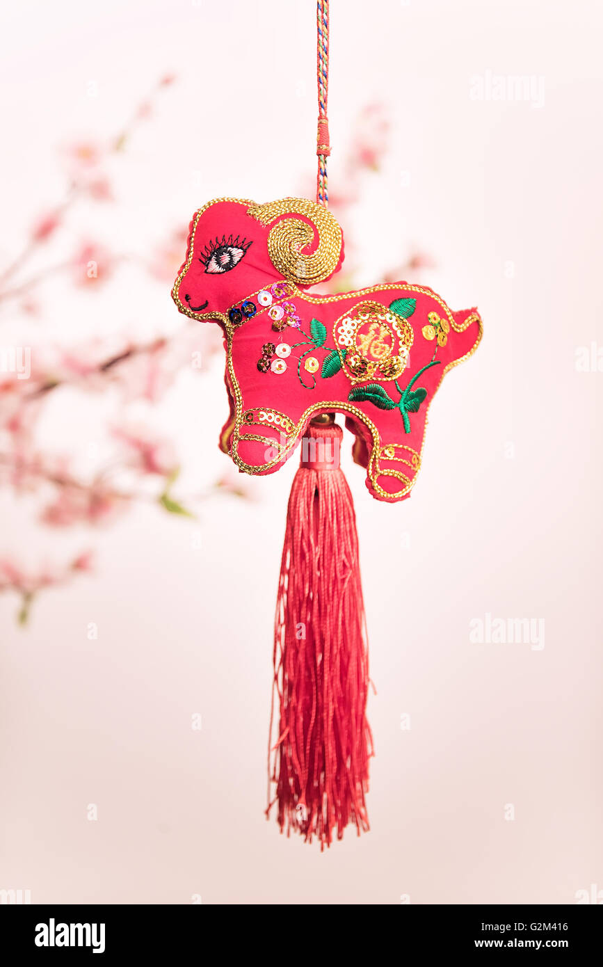 chinesische Ziege Knoten auf weißem Hintergrund, Wort für "Ziege", ist 2015 Jahr der Ziege Stockfoto
