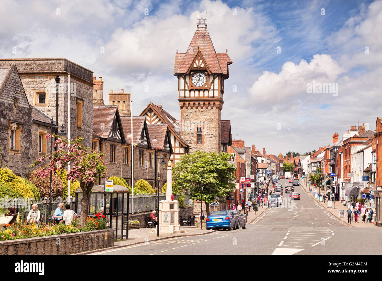 Ledbury High Street mit der Clocktower gewidmet Elizabeth Barrett-Browning, Herefordshire, England, UK Stockfoto