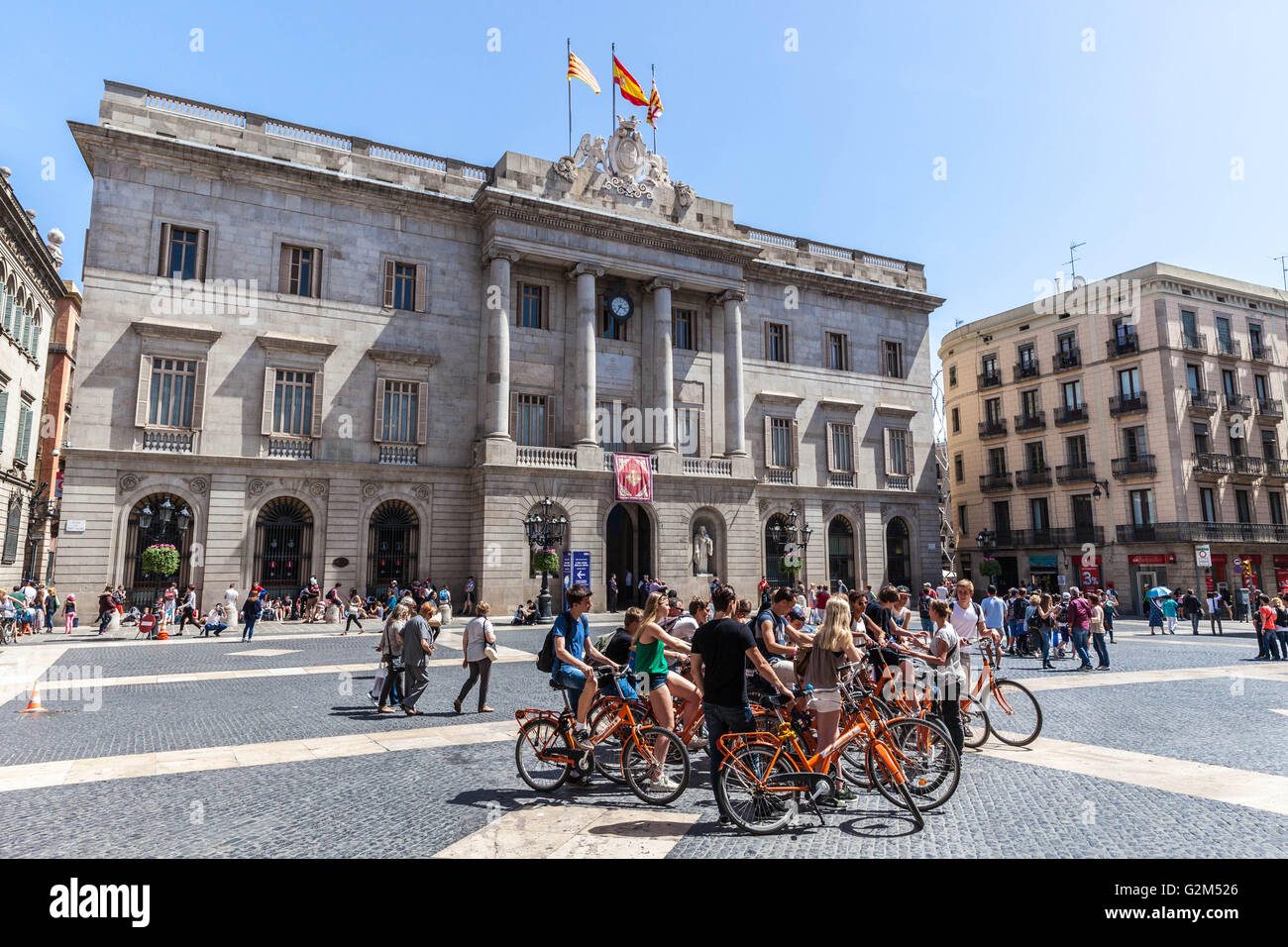 Fahrrad-Führung am Plaça Sant Jaume, Barri Gòtic, Barcelona, Katalonien, Spanien. Stockfoto