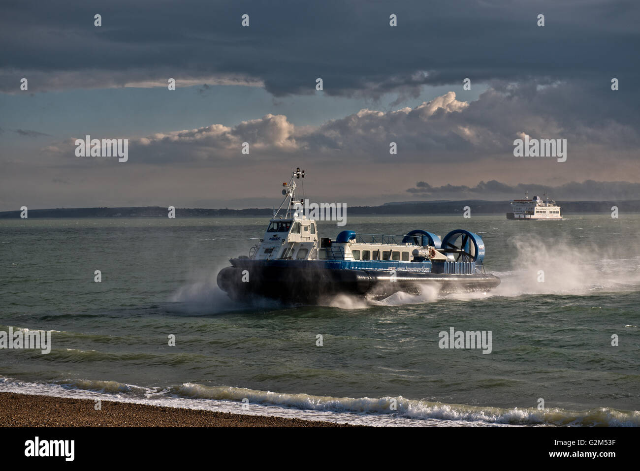 Hovercraft, AP1-88 – Insel Express im Besitz Hovertravel Ankunft in Southsea, Portsmouth, Hampshire, UK Stockfoto