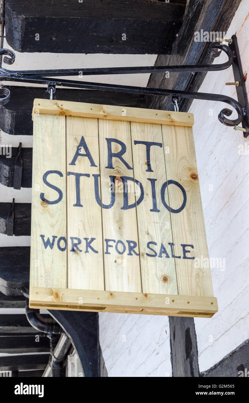 Melden Sie hängen draußen Art Studio in Ludlow, Shropshire Stockfoto