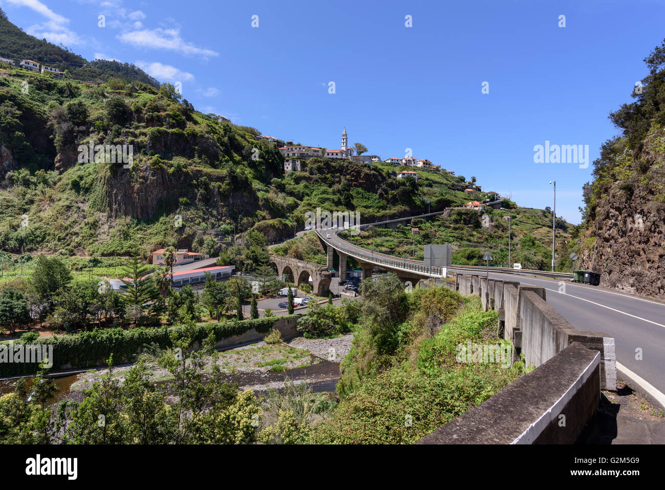 Die ER 101 Straße auf Faial in NE Madeira Stockfoto