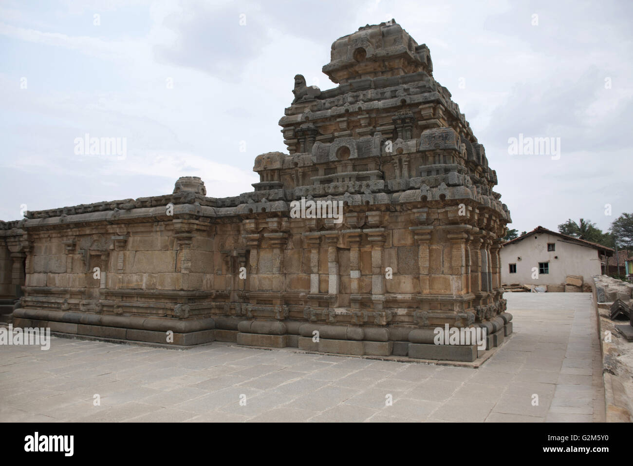 Eine typische drawidischen Stil Schrein von panchakuta basadi (oder panchakoota basadi), kambadahalli, mandya District, Karnataka, Indien. Stockfoto