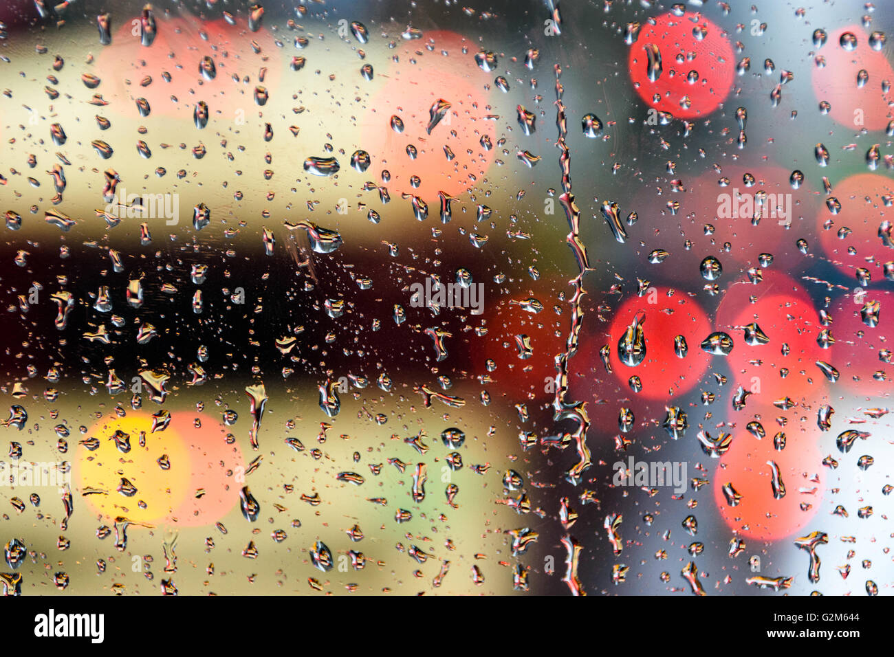 Abstrakte Bokeh Lichter gesehen durch Regentropfen Streifen nach unten eine Windschutzscheibe Stockfoto