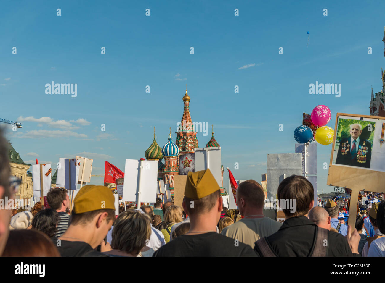 Moskau, Russland - 9. Mai: Unsterbliche Regiment marschiert weiter. Moskau feiert Tag des Sieges-71-Jahr-Jubiläum am 9. Mai 2016 in Moskau Stockfoto