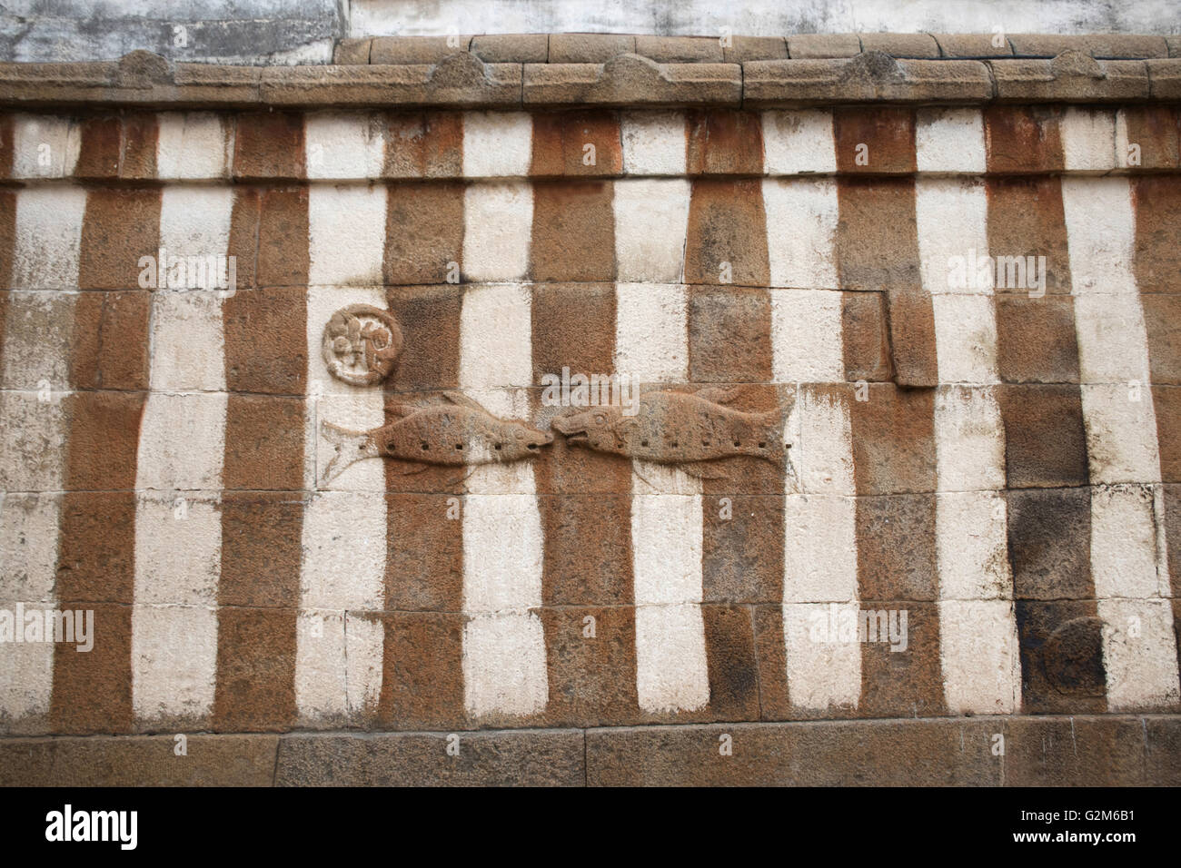 Geschnitzte Figuren der Fische auf die Hofmauer des Gomateshwara-Tempels, Vindhyagiri Hill, Shravanbelgola, Karnataka, Indien. Stockfoto