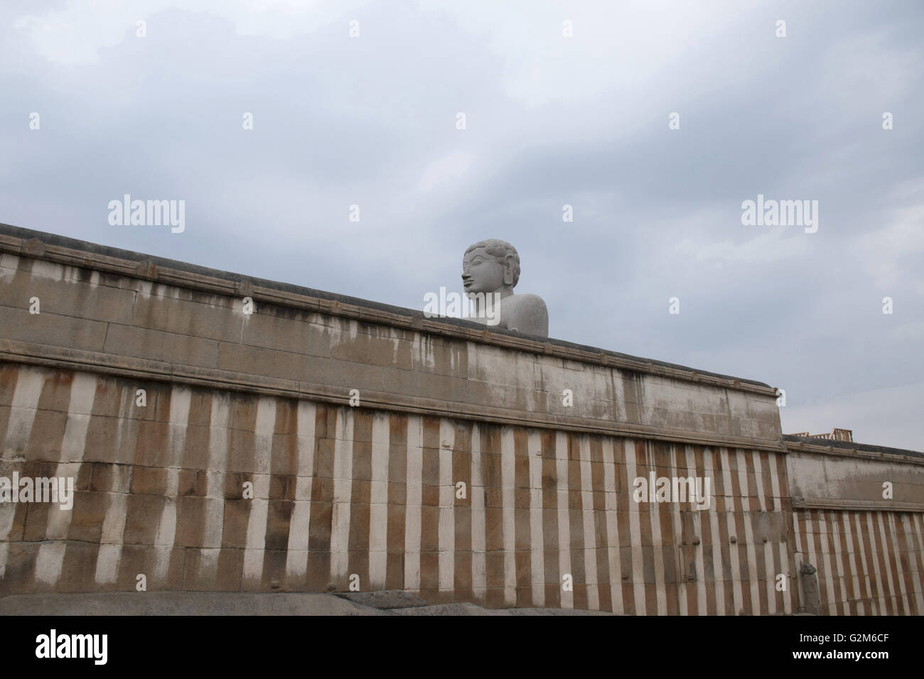 Gigiantic monolithische Statue Bahubali, auch bekannt als Gomateshwara, Vindhyagiri Hill, Shravanbelgola, Karnataka, Indien. Stockfoto