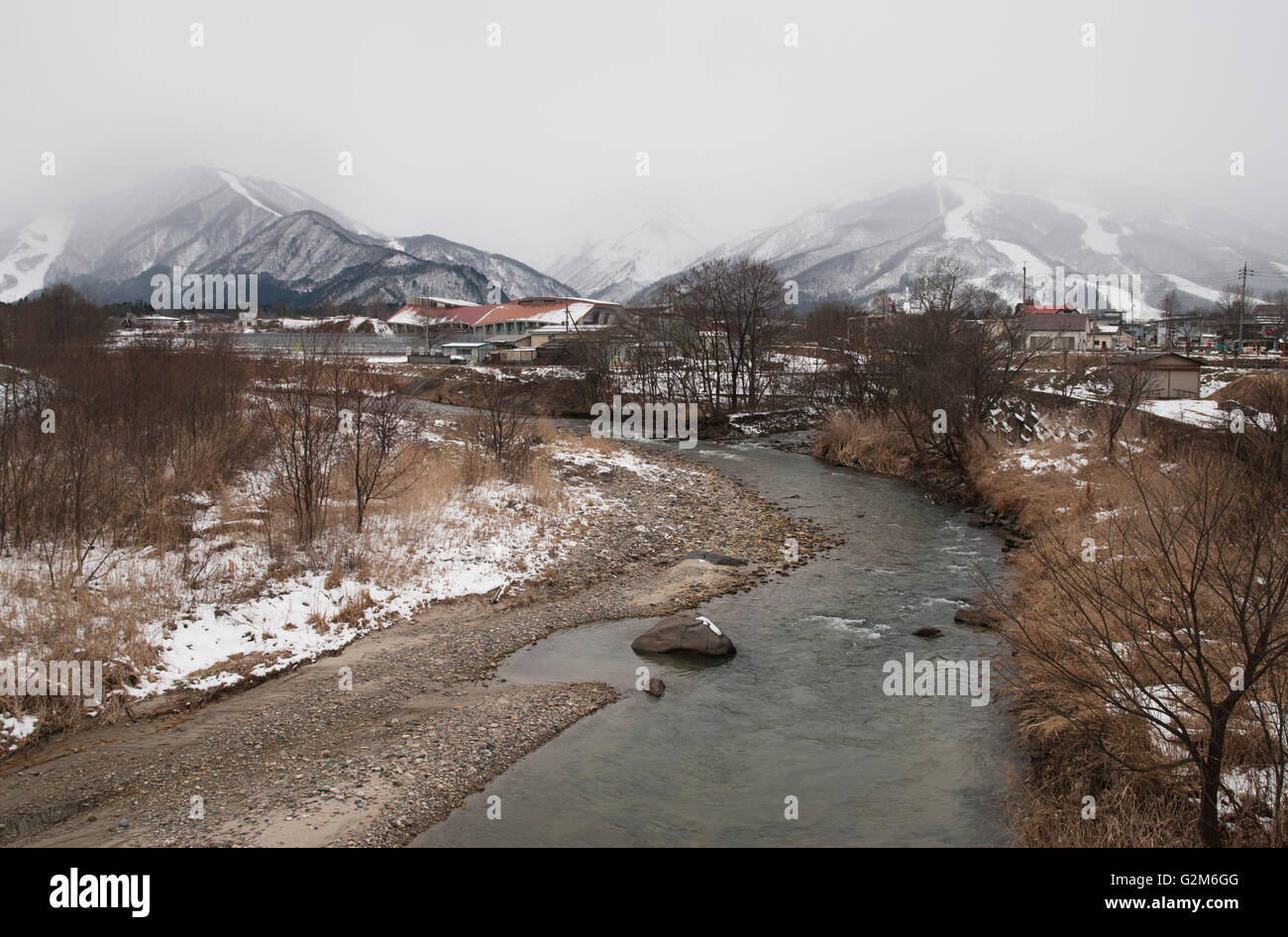 Dorf an einem Fluss in Hakuba (Japan) Stockfoto