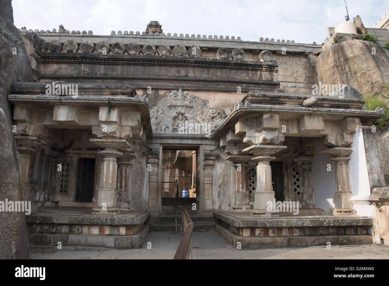 Akhanda vindhyagiri bagilu, Hügel, shravanbelgola, Karnataka, Indien. Es gibt zwei Zellen auf beiden Seiten der Gateway die gebaut Stockfoto