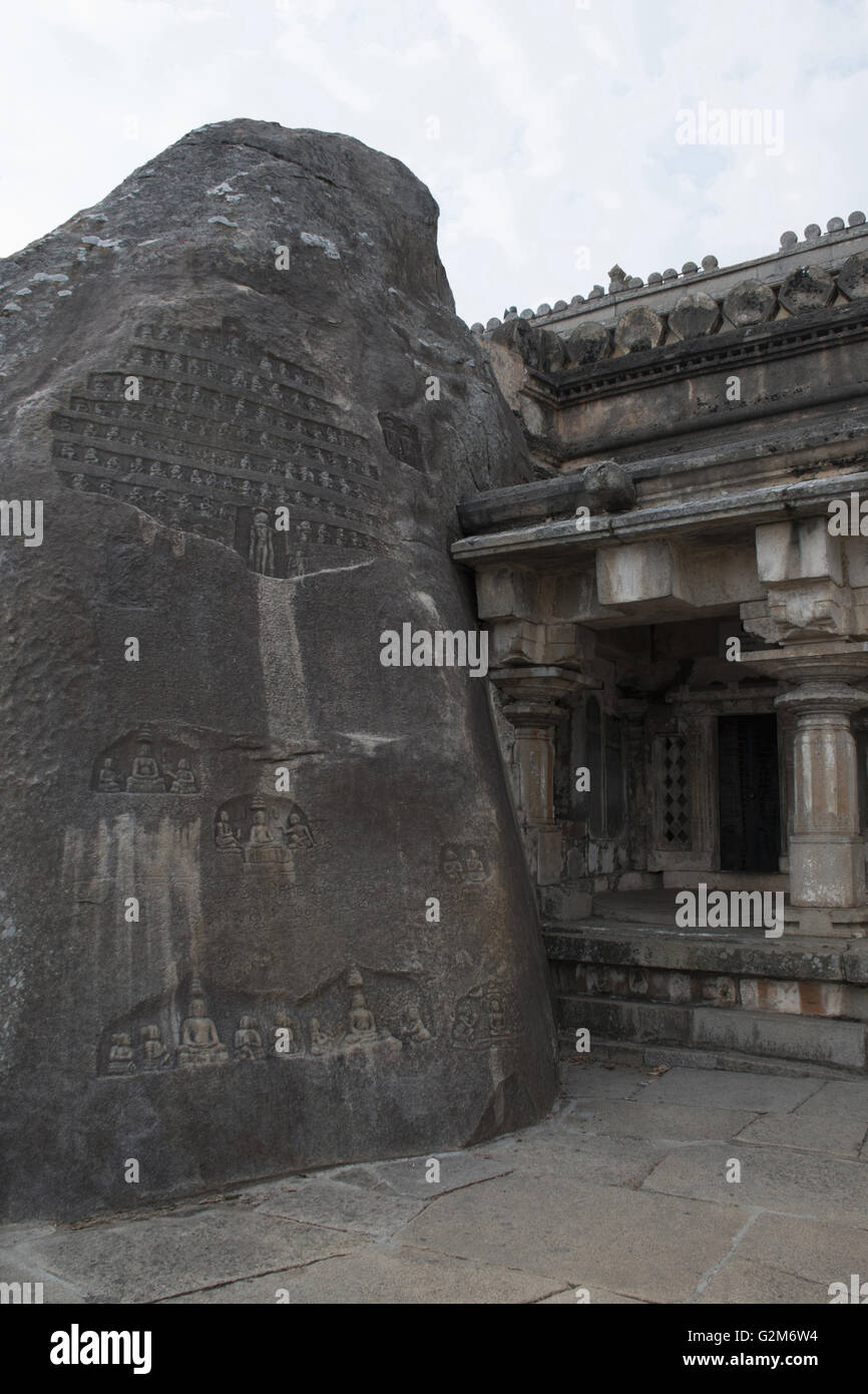 Akhanda vindhyagiri bagilu, Hügel, shravanbelgola, Karnataka, Indien. Eine riesige Rock mit mehreren Schnitzereien von Jain Heiligen mit ihren Stockfoto