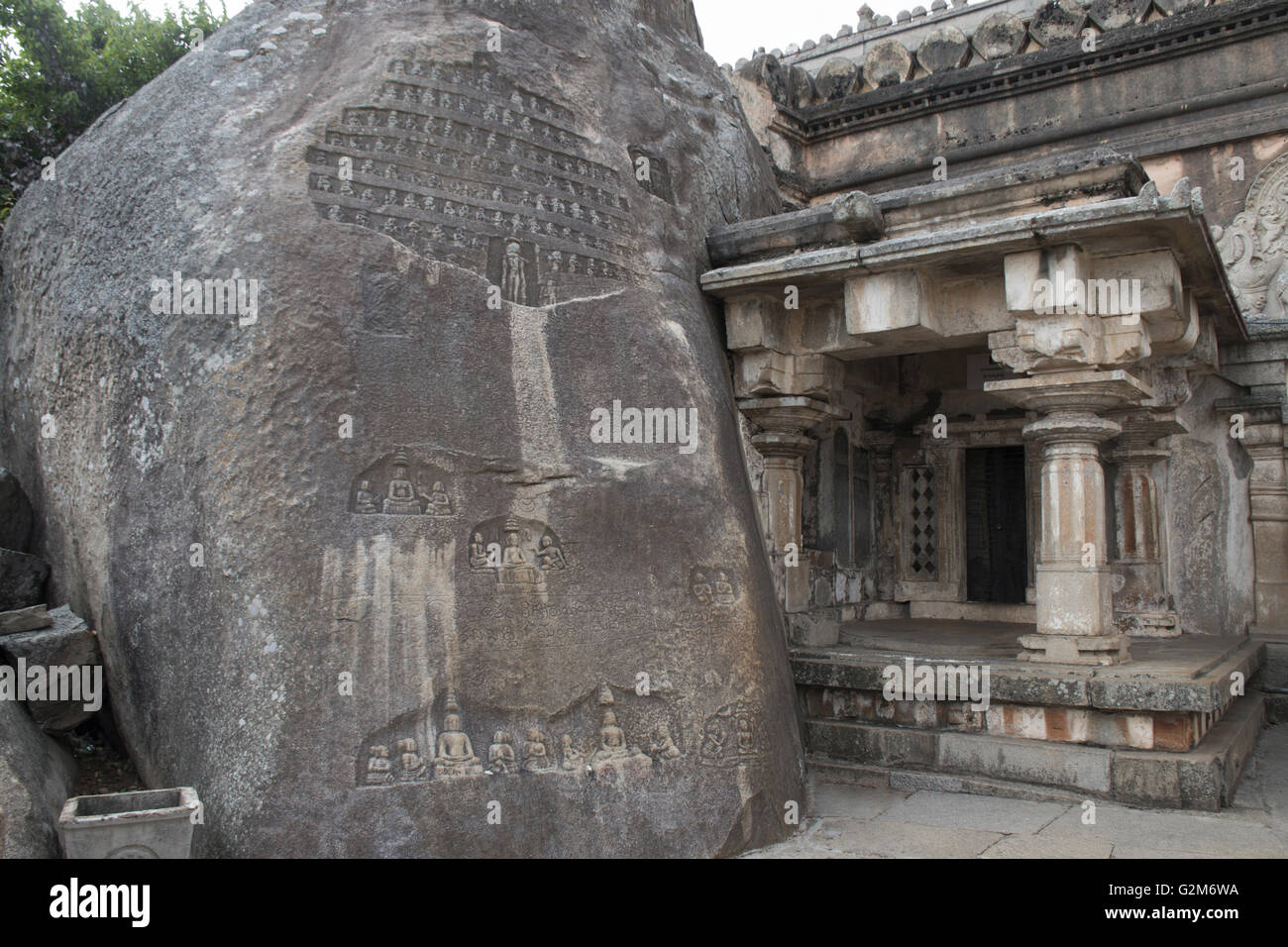 Akhanda vindhyagiri bagilu, Hügel, shravanbelgola, Karnataka, Indien. Eine riesige Rock mit mehreren Schnitzereien von Jain Heiligen mit ihren Stockfoto