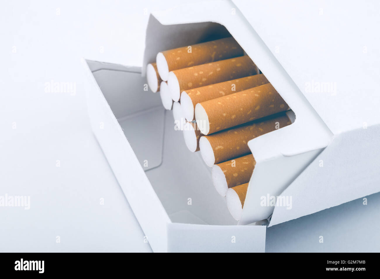 Seitenansicht der eine Packung Zigaretten - Plain Tabakverpackungen Stockfoto
