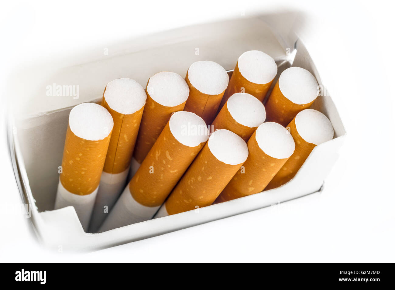 Draufsicht auf eine Packung Zigaretten auf weißem Hintergrund Stockfoto