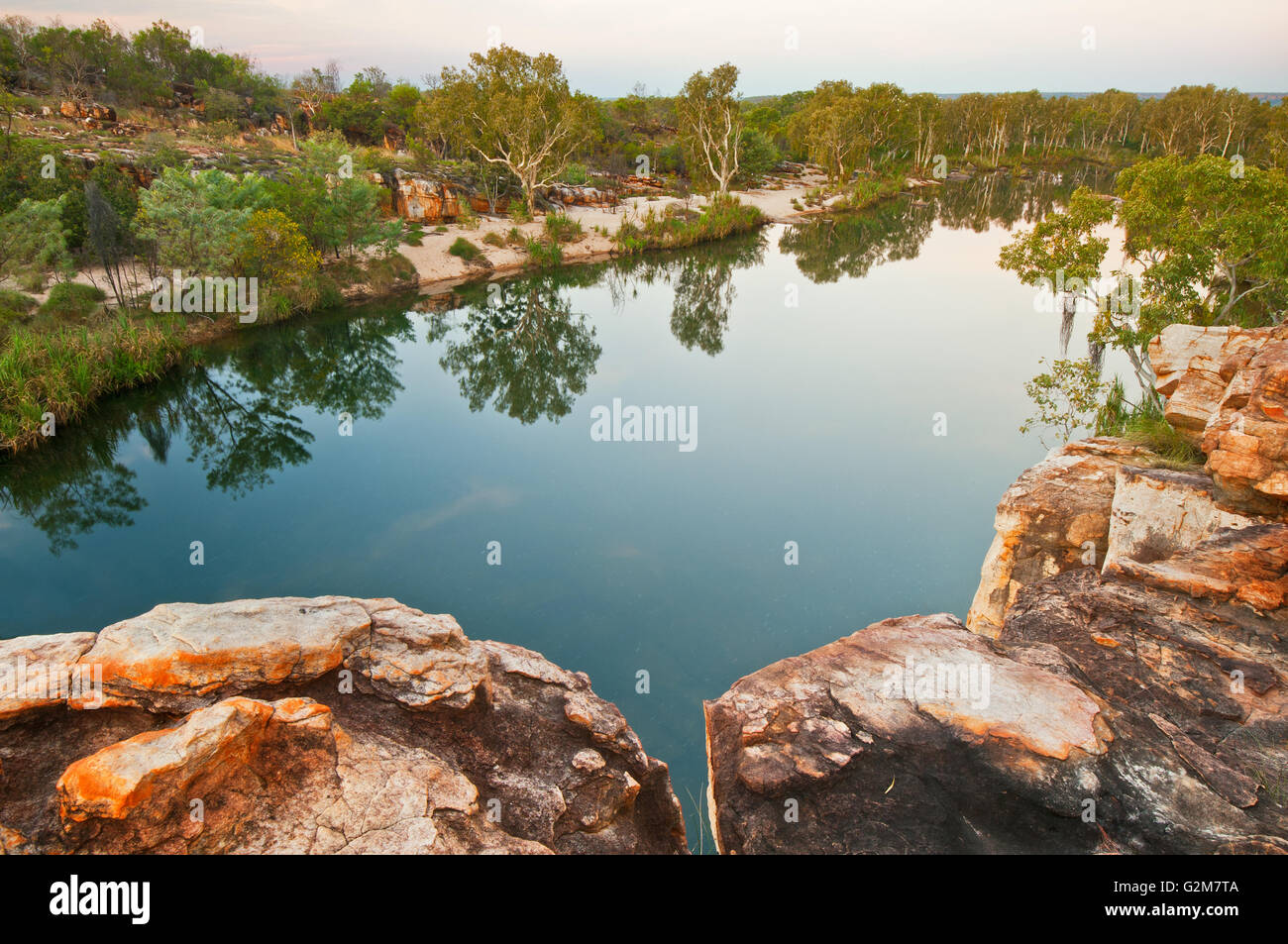 Manning Gorge Reflexionen in der Abenddämmerung. Stockfoto