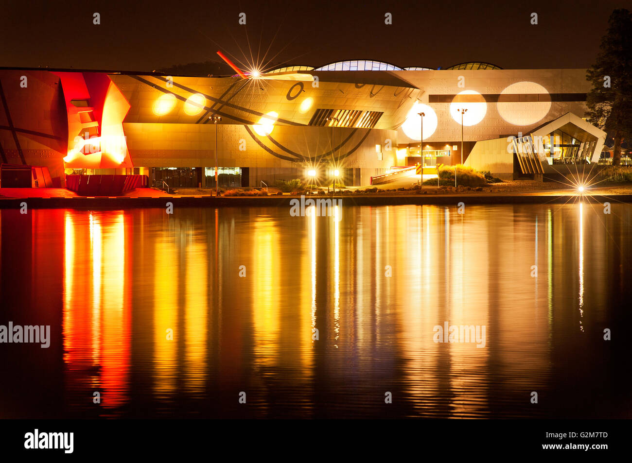 Beleuchtete National Museum of Australia in Canberra. Stockfoto