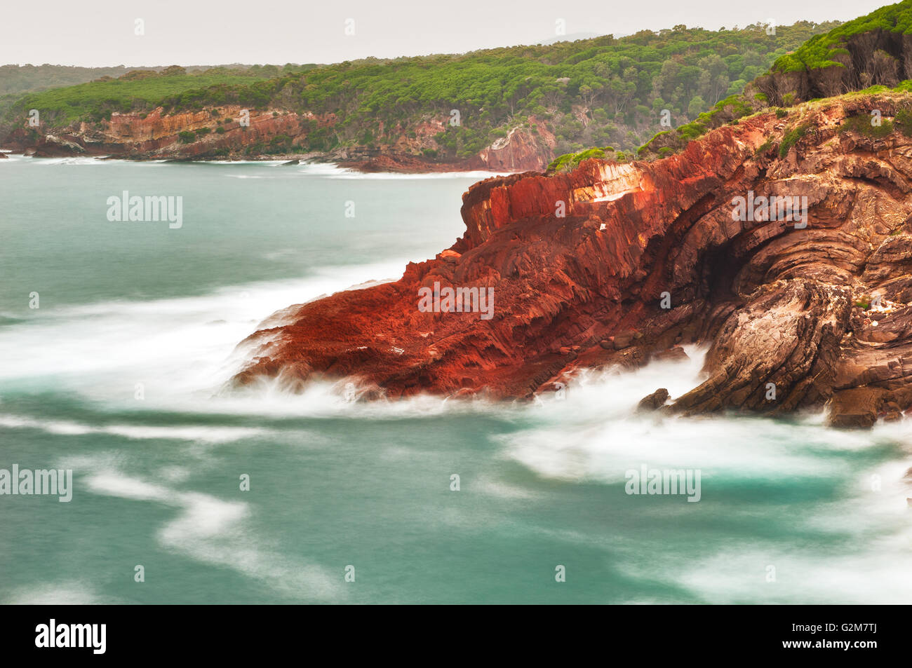 Roten Felsen an der Küste von Sapphire in Ben Boyd Nationalpark. Stockfoto