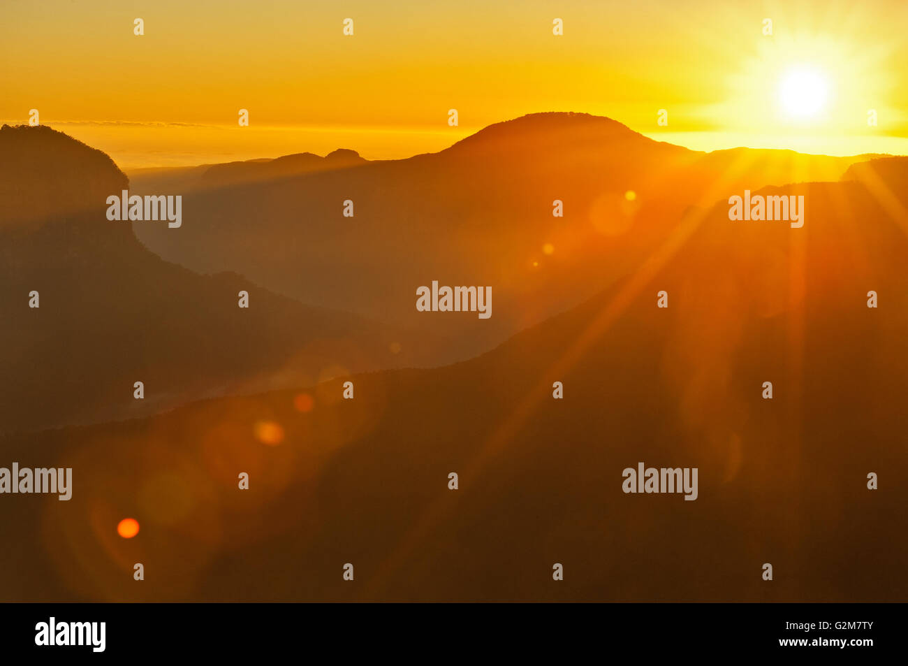 Sonnenaufgang über dem Grose Valley in den Blue Mountains. Stockfoto