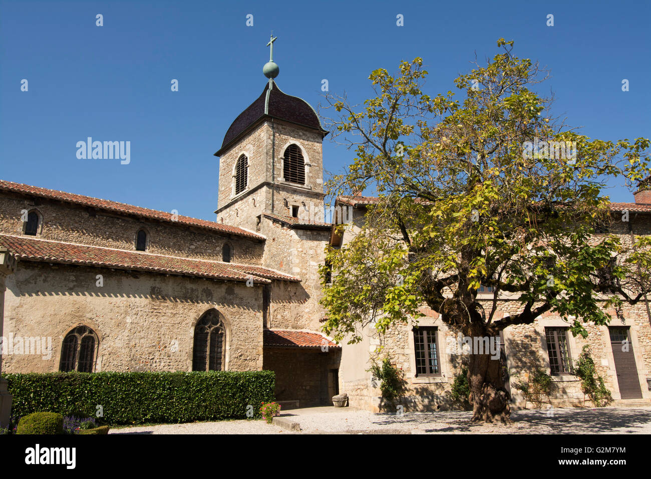 Die Kirche von Perouges beschriftete les Plus beaux Villages de France, Département Ain bei Lyon, Auvergne Rhones Alpes, Frankreich, Europa Stockfoto