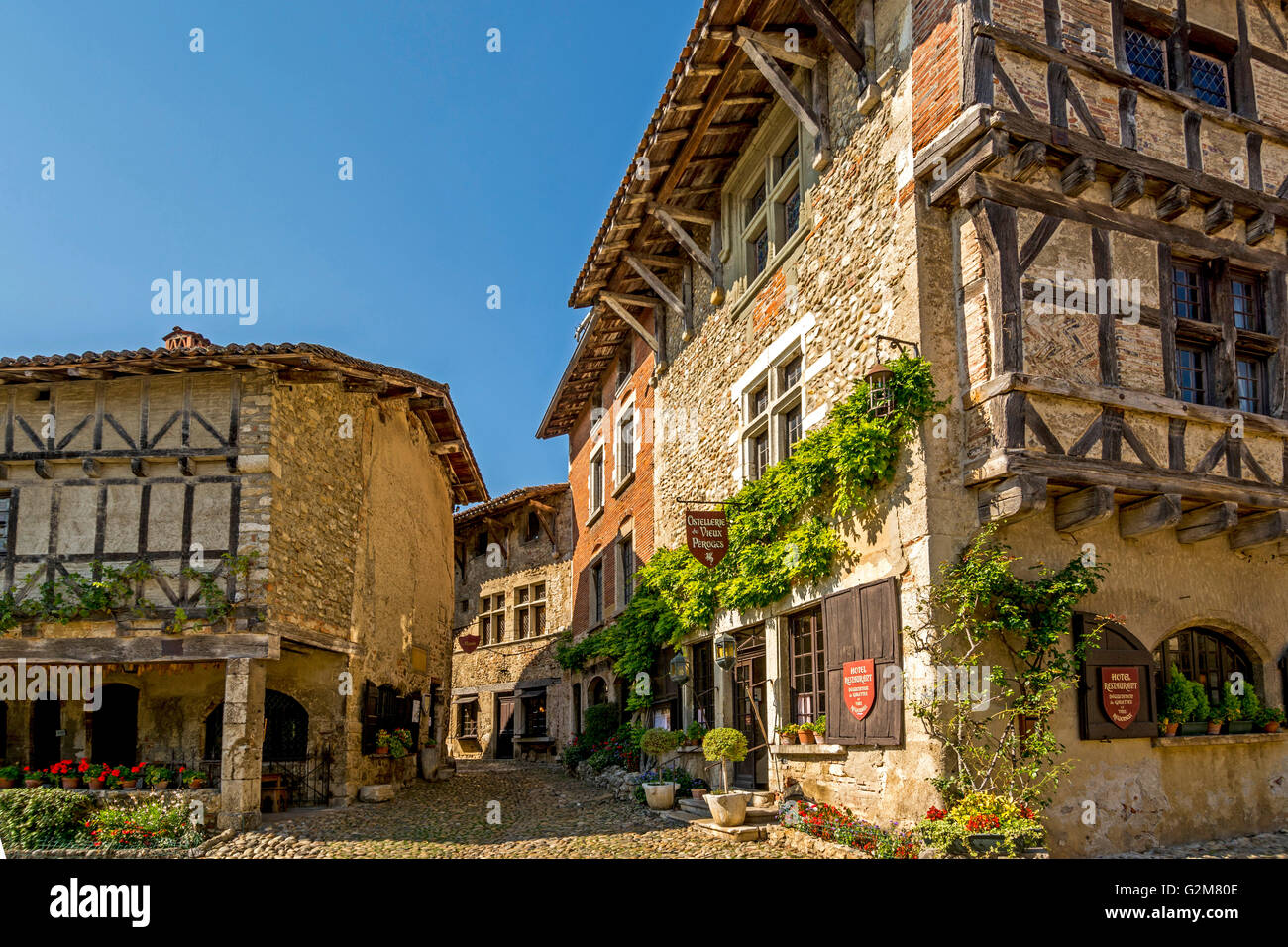 Ort in der Altstadt von Perouges mit les Plus beaux Villages de France, Departement Ain bei Lyon, Auvergne Rhones Alpes, Frankreich, Europa Stockfoto