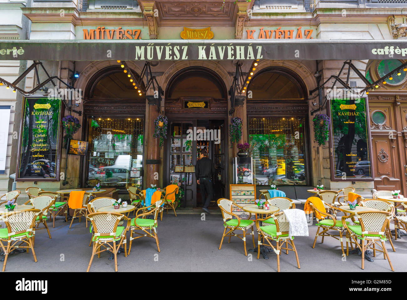 Budapester Café, Blick auf die Terrasse des Kaffeehauses Muvesz auf der Andrassy Ut im Stadtteil Terezvaros von Budapest, Ungarn. Stockfoto