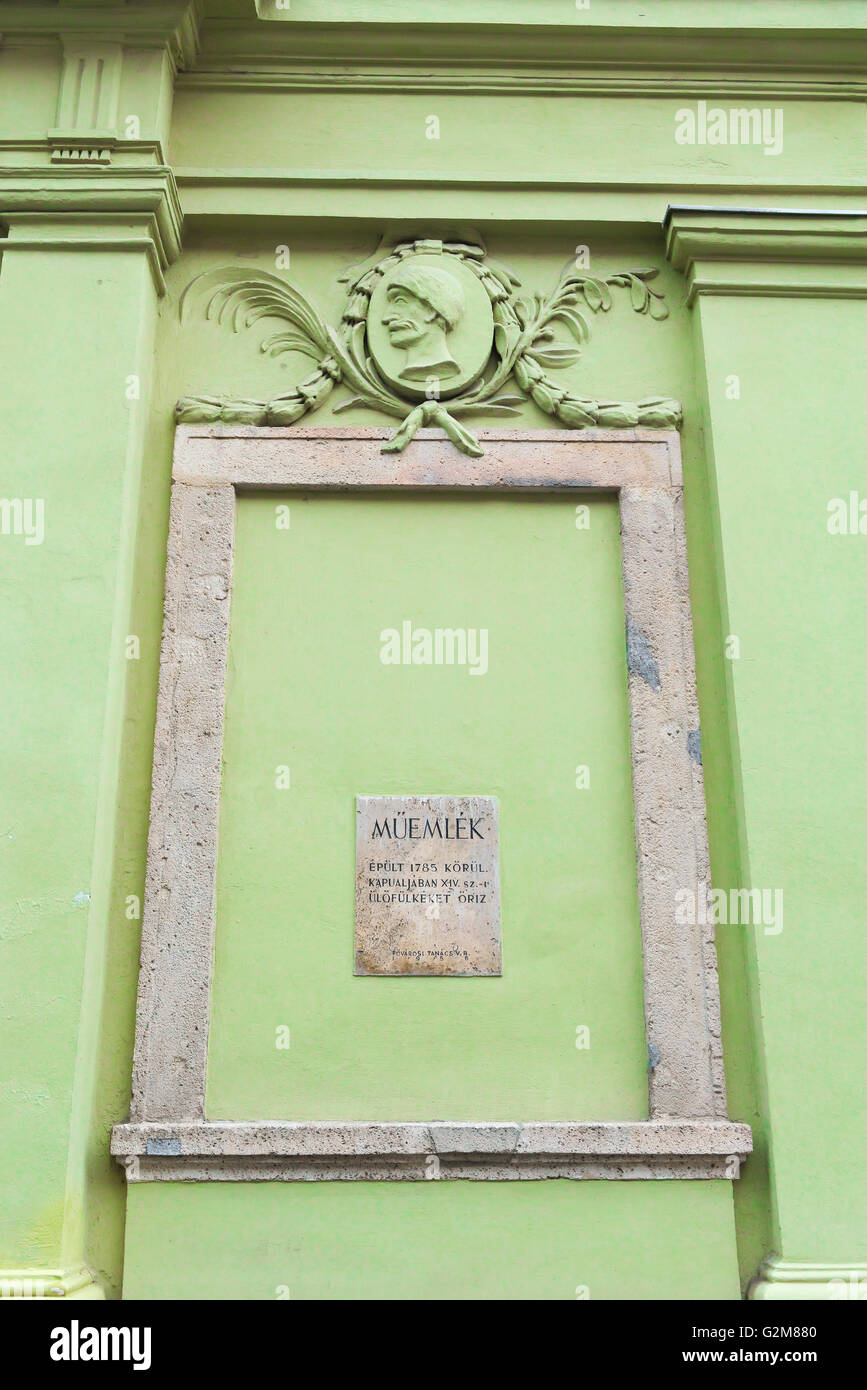 Detail eines historischen Gebäudes mit einem Muemlek (börsennotierte Plaque) in der Uri Utca, einer Straße im Quartier Var von Budapest, Ungarn. Stockfoto