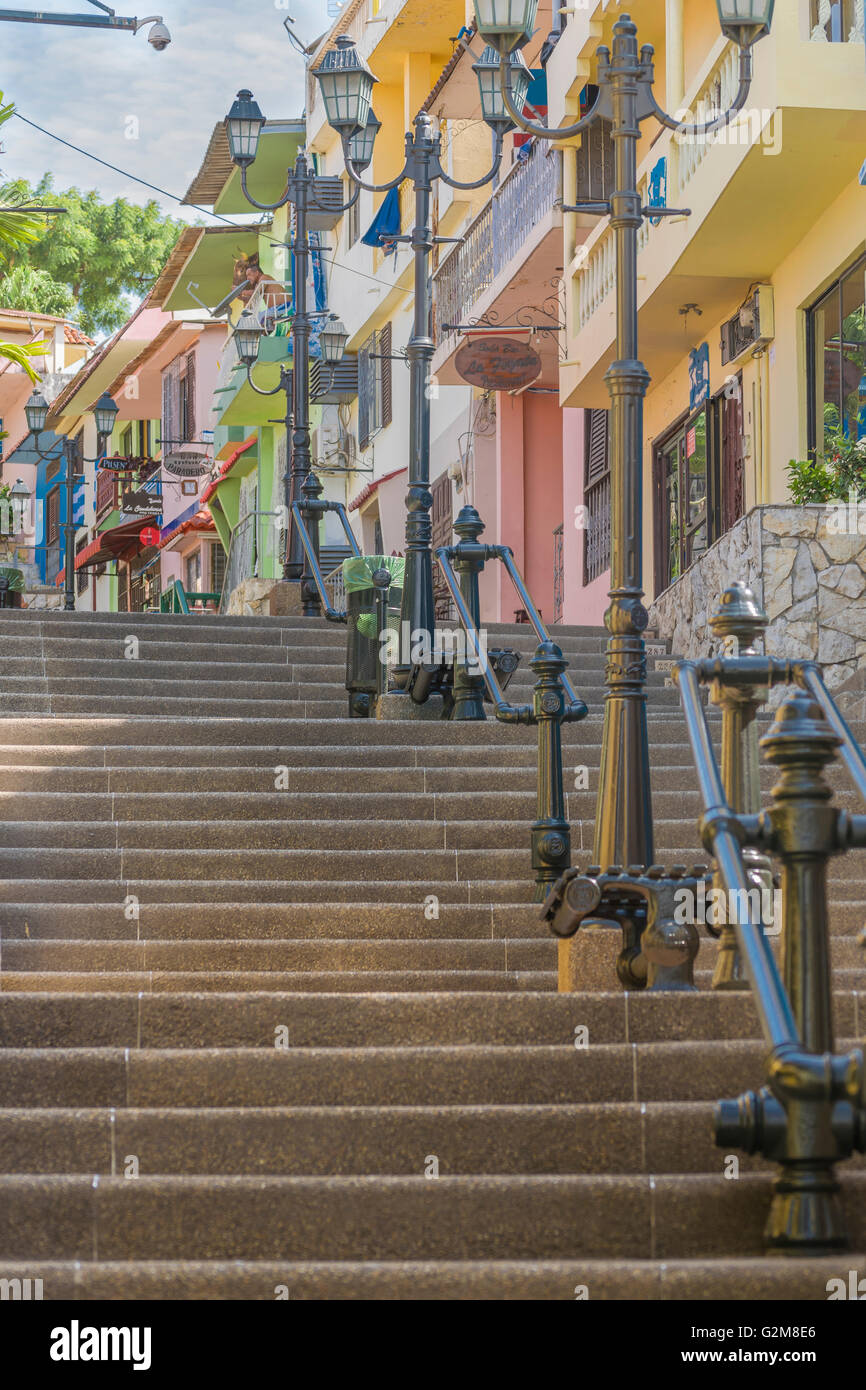 GUAYAQUIL, ECUADOR, Oktober - 2015 - Häuser am Cerro Santa Ana, eine touristische Attraktion von Guayaquil, Ecuador. Stockfoto