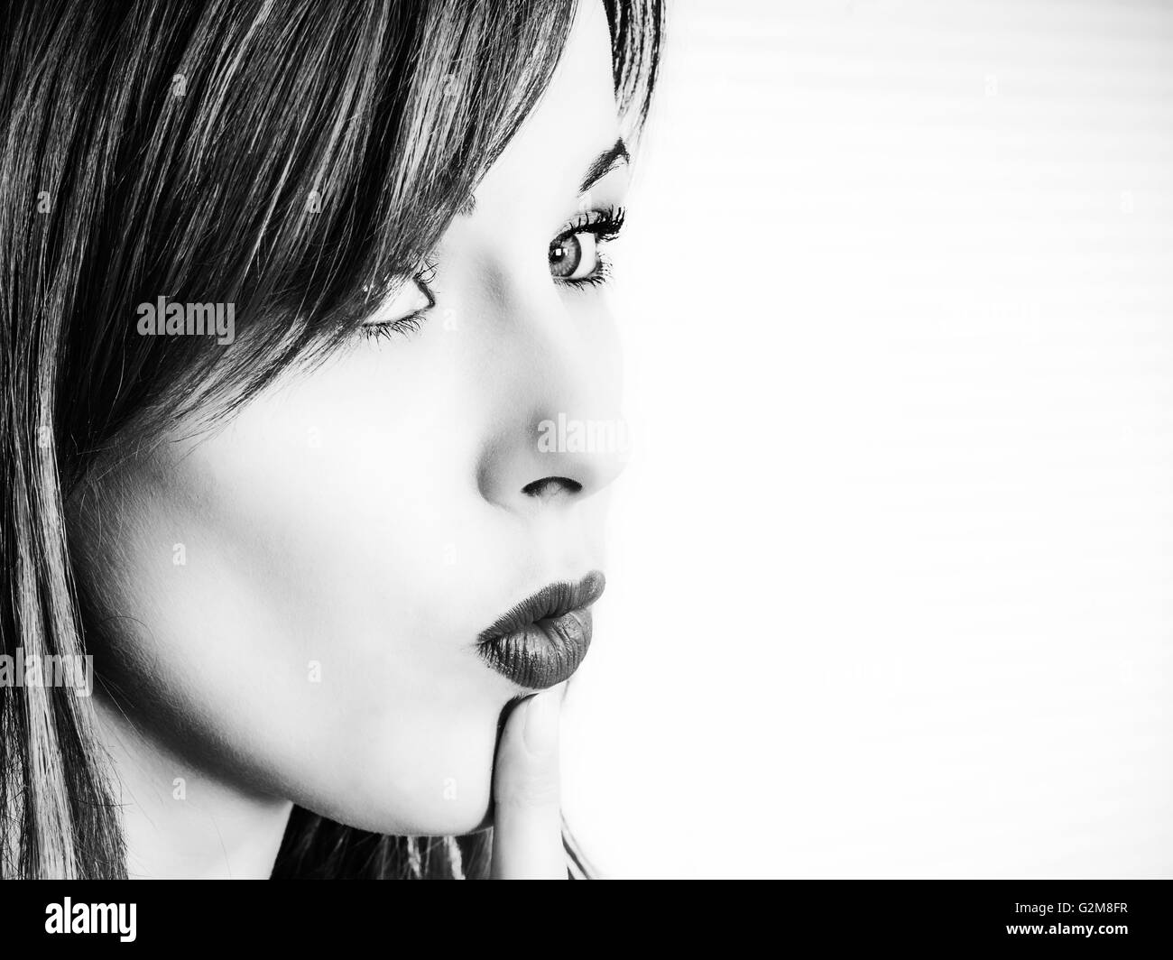 Schwarz-weiß-Porträt einer jungen Frau, Optionen oder Optionen für Ihre Zukunft Stockfoto