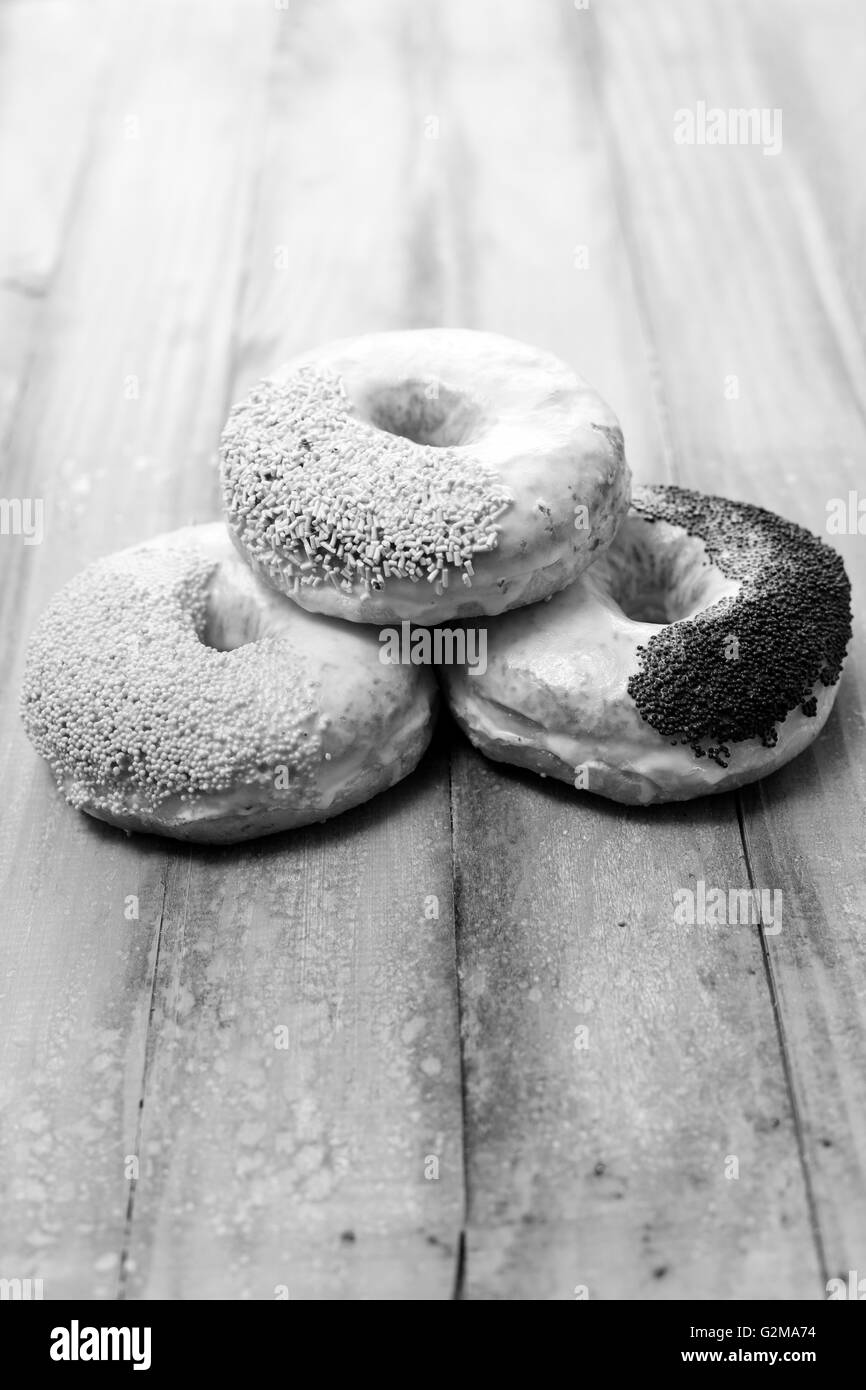 verschiedene gebackene Donuts, süße Speisen Stockfoto