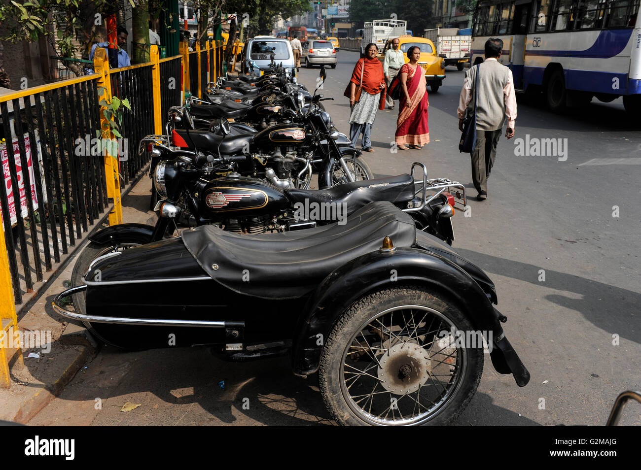 Westbengal Indien, Kolkata, Motorrad Royal Enfield mit Seite Wagen / INDIEN, Westbengalen, Kolkata, Royal Enfield Motorrad Mit Seitenwagen Stockfoto
