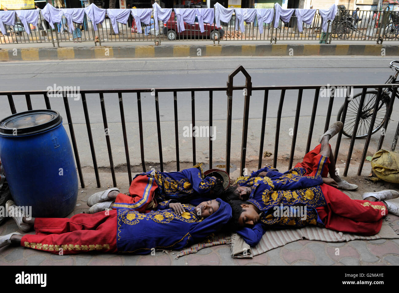 Westbengal Indien, Kolkata, MG unterwegs schlafen Musiker der Blaskapelle / INDIEN, Westbengalen, Kalkutta, Auf der Mahatma Gandhi Road abfeiern Musiker in Uniform Einer Blaskapelle Stockfoto