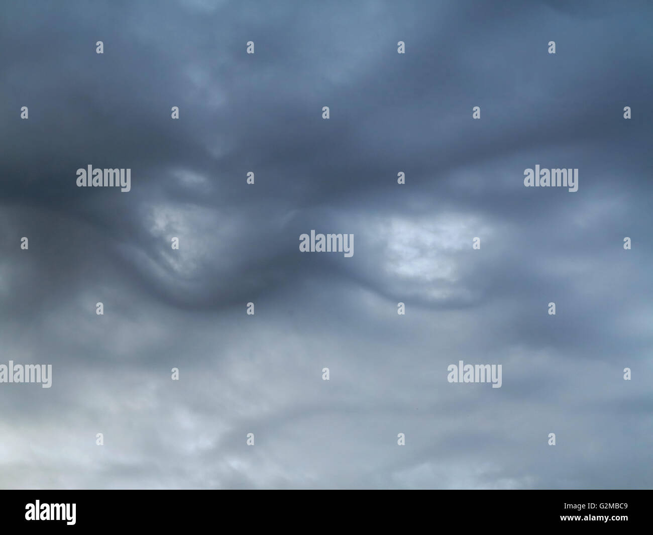 Bizarre Wolken - Beulen am Himmel Stockfoto