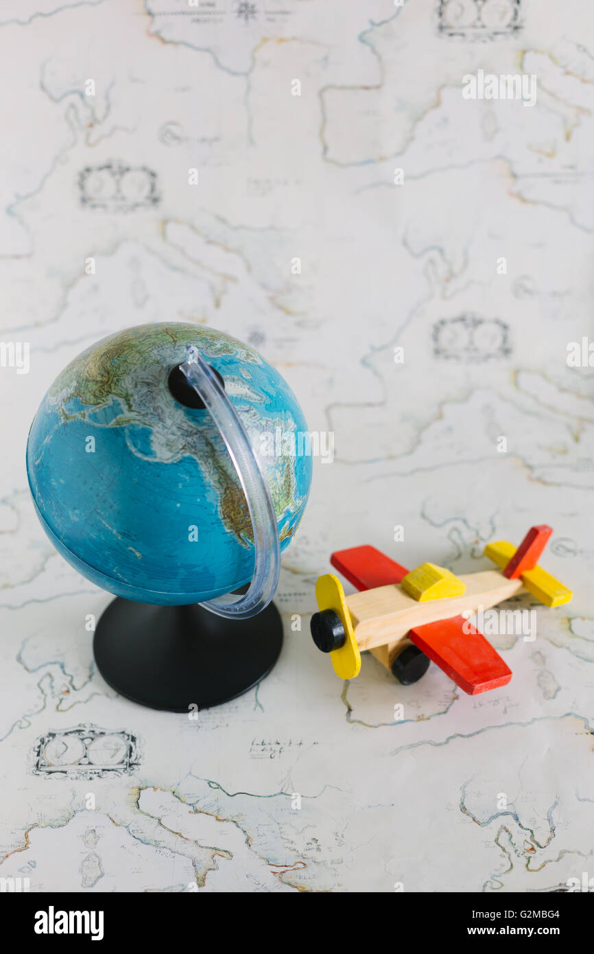 Globus und Flugzeug Spielzeug mit Textfreiraum Stockfoto