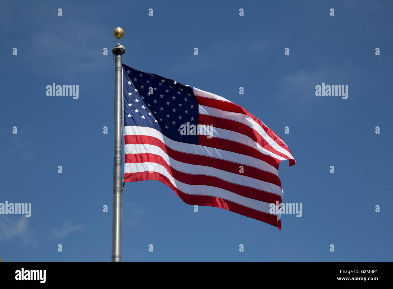 Unsere Flagge, die Vereinigten Staaten von Amerika Flagge, fliegen hoch am Himmel auf der USS Hornet, Alameda, Kalifornien Stockfoto