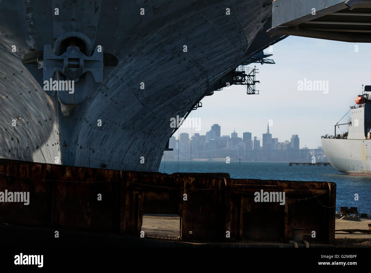 Blick auf die Bucht von San Francisco und die Stadt und im Vordergrund ist der Rumpf der Flugzeugträger, die USS Hornet, Sea, Air & Space Museum. Stockfoto