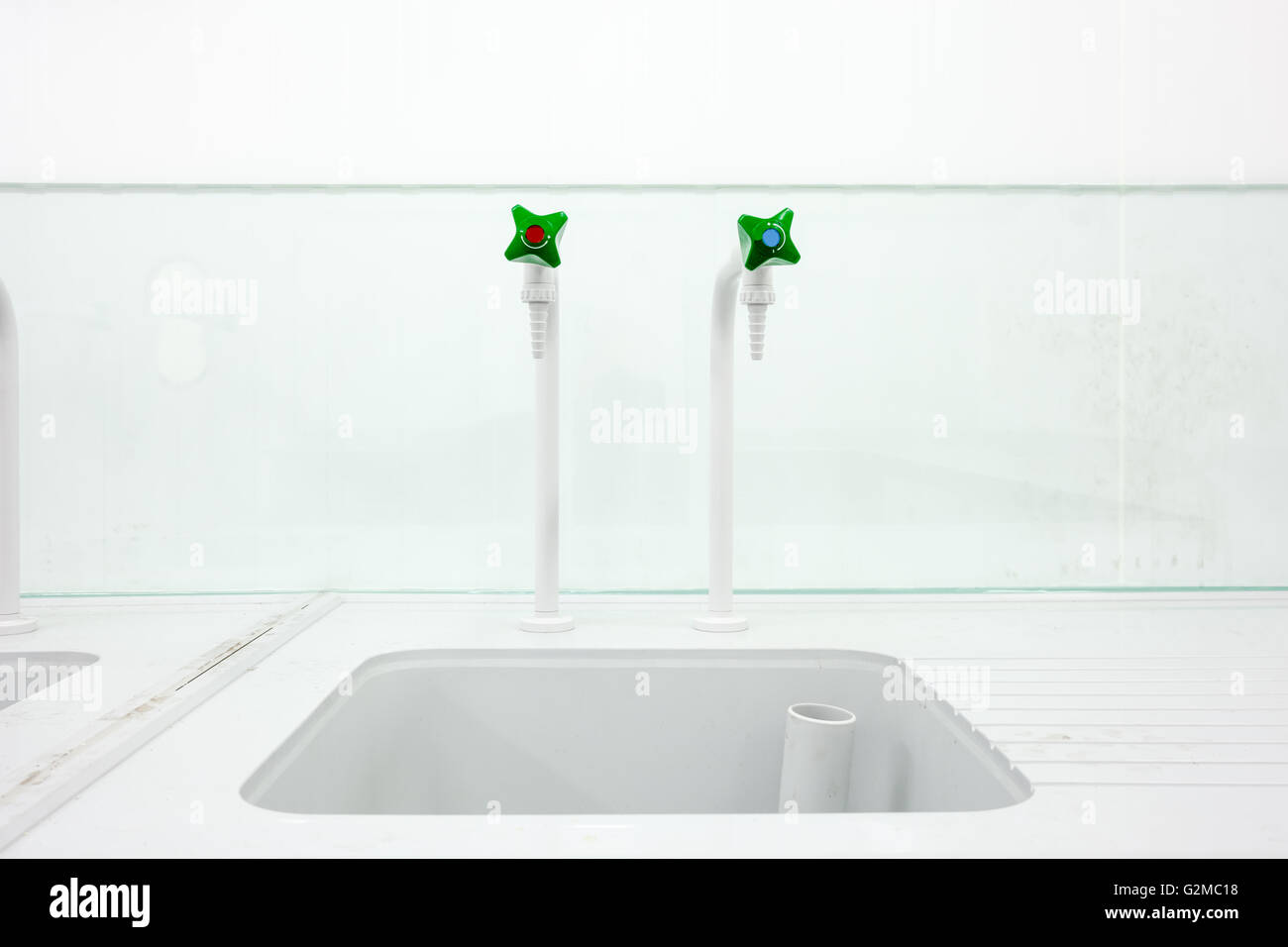 in einem Labor ist ein Labor-Waschbecken mit Armaturen Stockfoto
