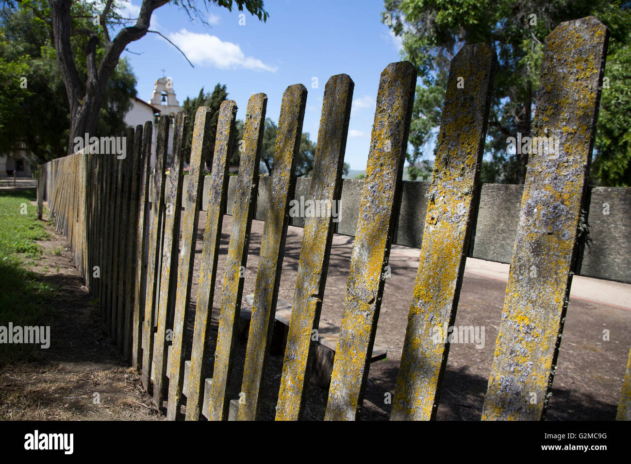 Einen ruhigen Spaziergang bis zu einem Kalifornien Mission Glockenturm. Stockfoto