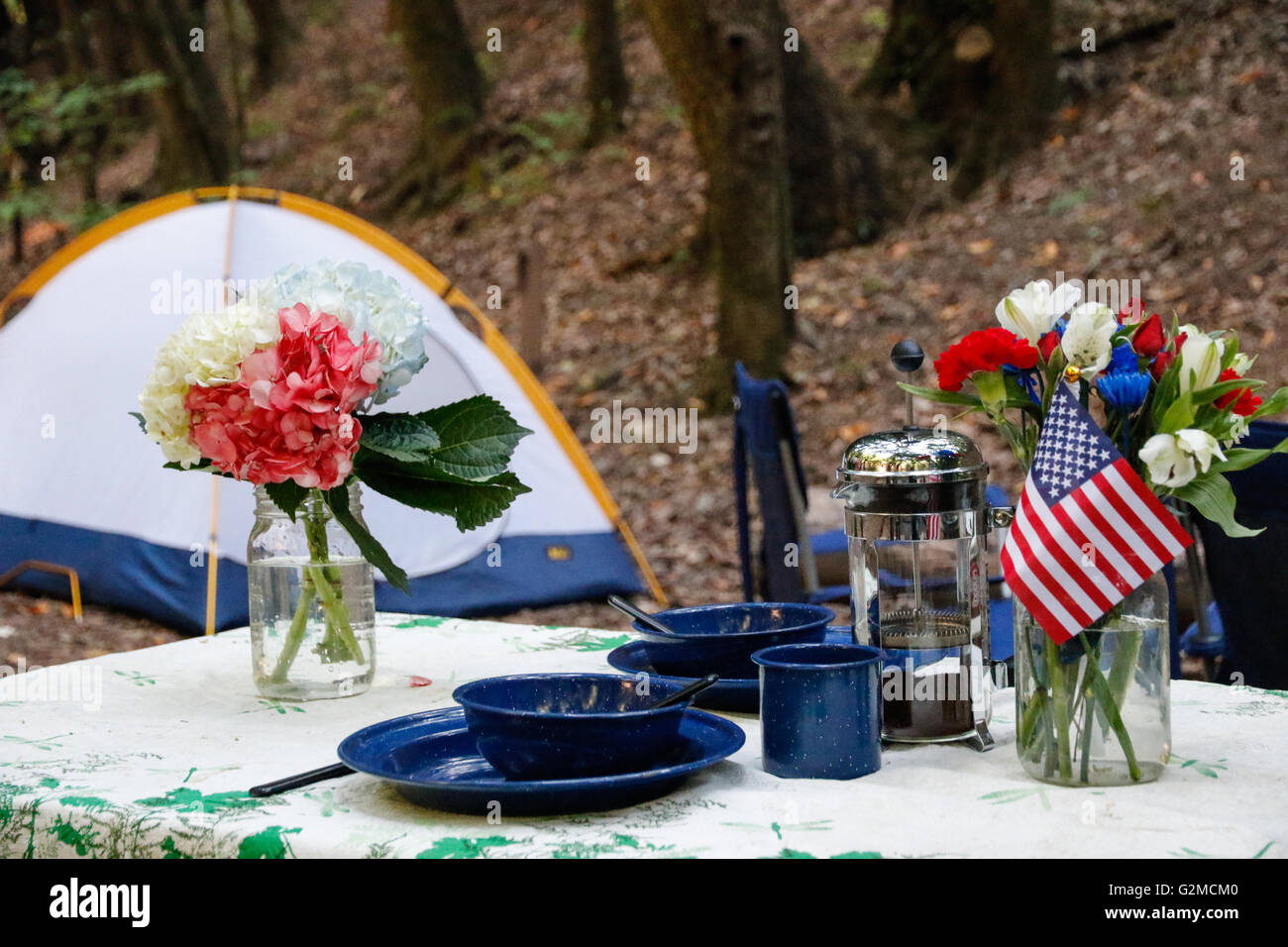 Tisch für camping mit amerikanischen Flaggen Stockfoto