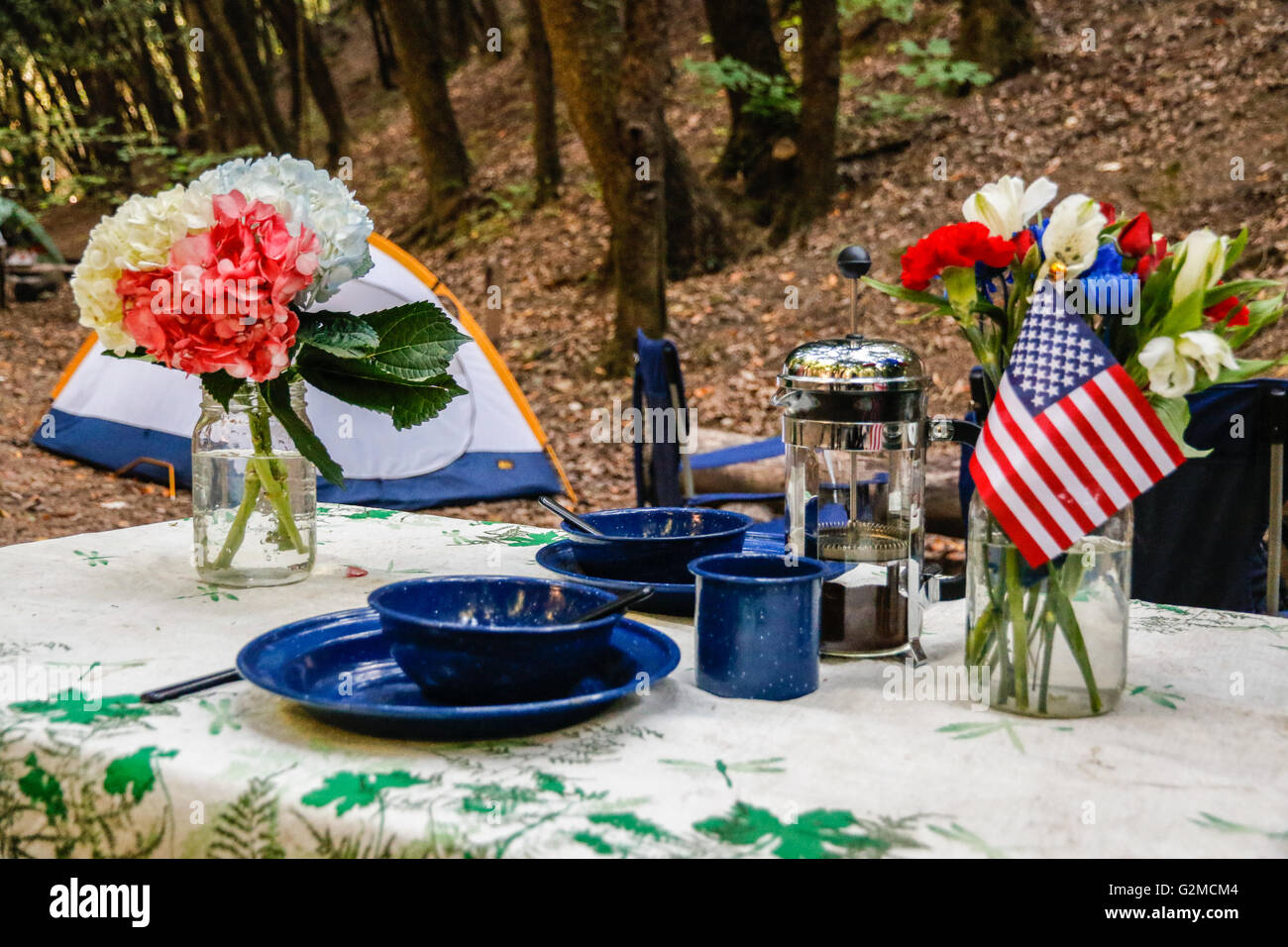 Tisch für camping mit amerikanischen Flaggen Stockfoto