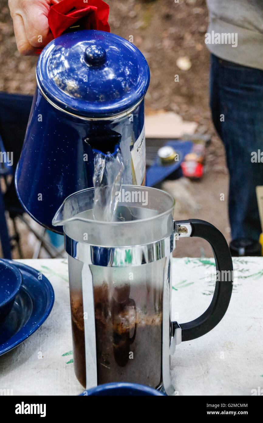 Tisch für camping mit einer French Press und Kaffee Stockfoto