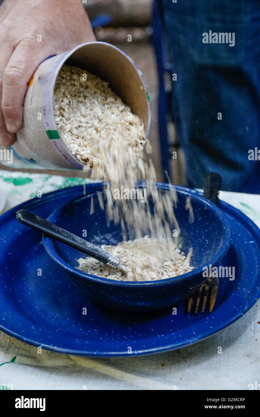 Tisch für camping mit frischen Haferflocken. Stockfoto