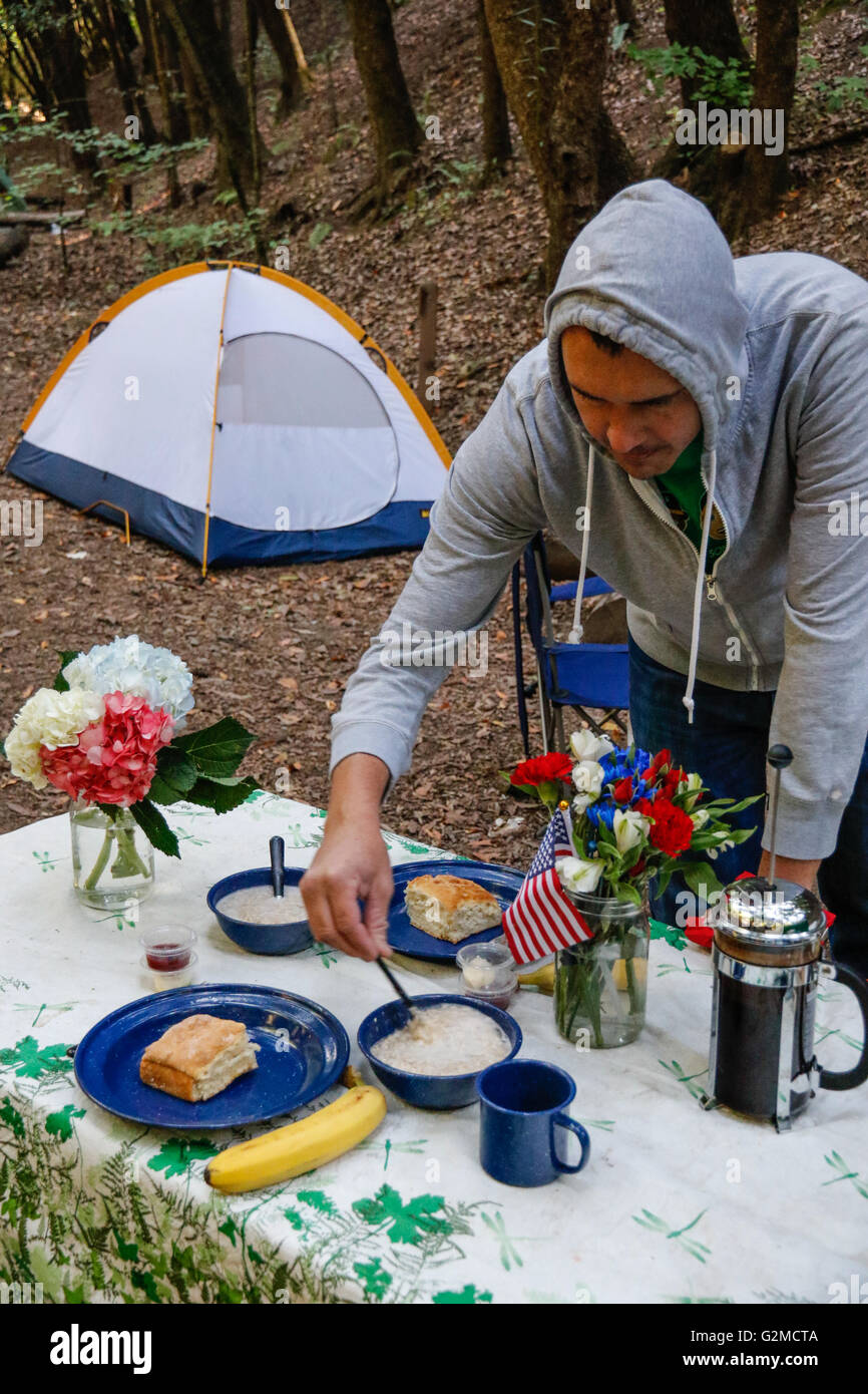 Tisch für camping mit amerikanischen Flaggen Stockfoto