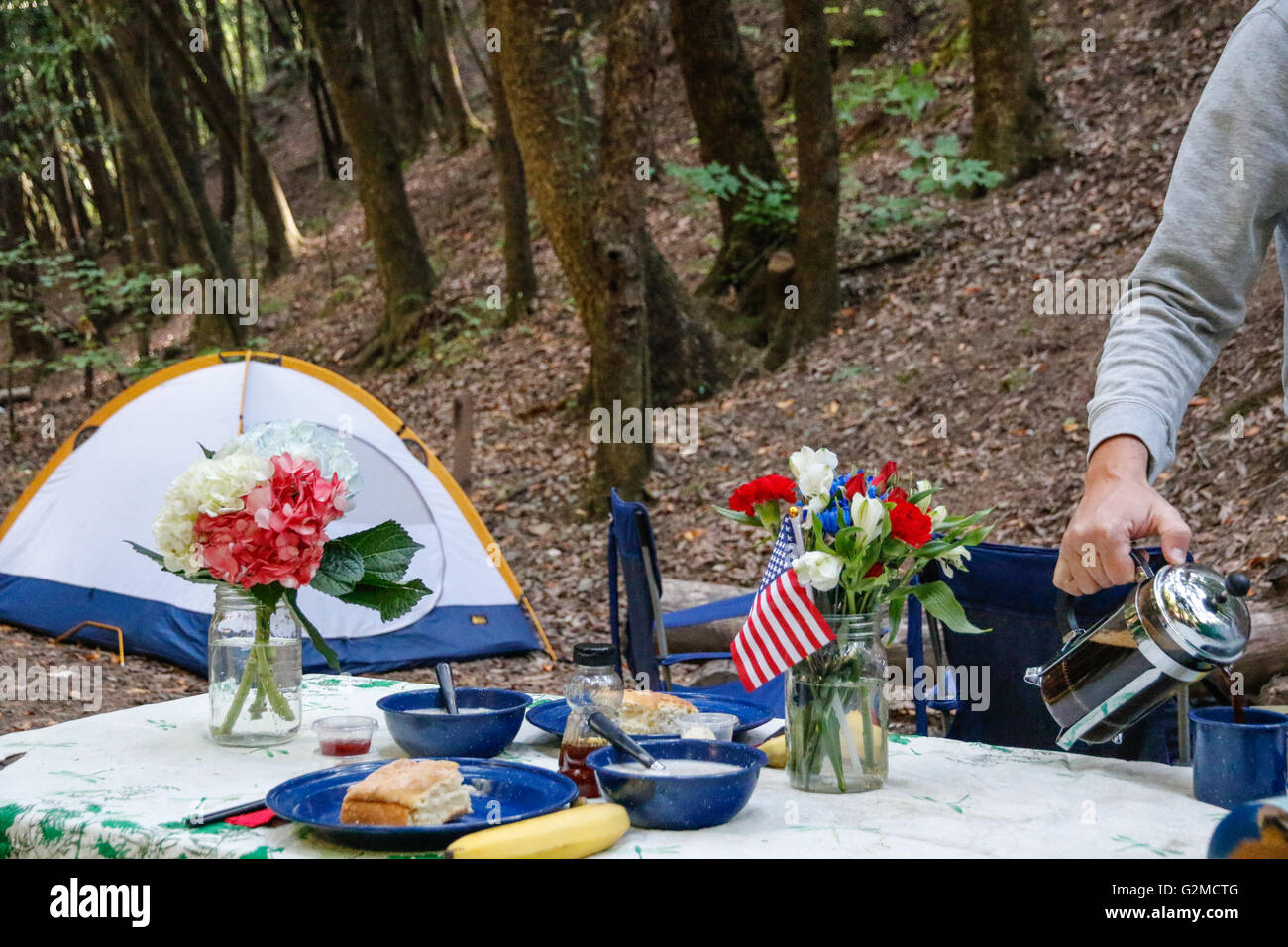 Tisch für camping mit amerikanischen Flaggen Stockfoto