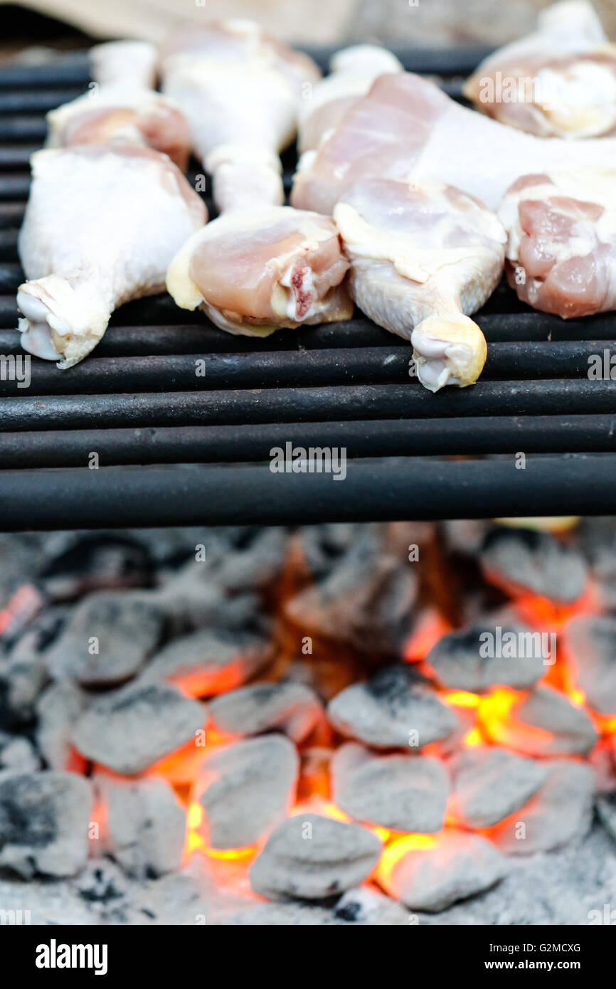 Großbildschirm Huhn auf dem Campingplatz Stockfoto