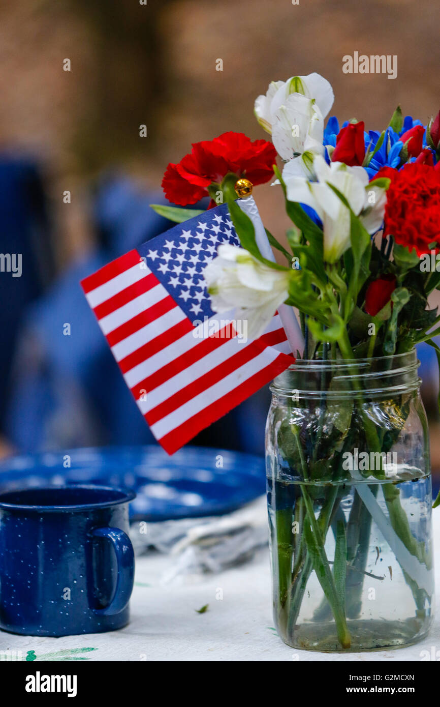 Tisch für camping mit amerikanischen Flaggen Stockfoto